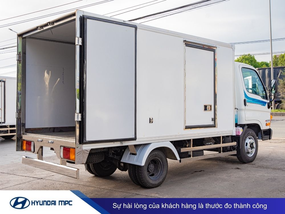 Giá xe tải Hyundai Mighty N250SL thùng kín composite 2T - 2.5T